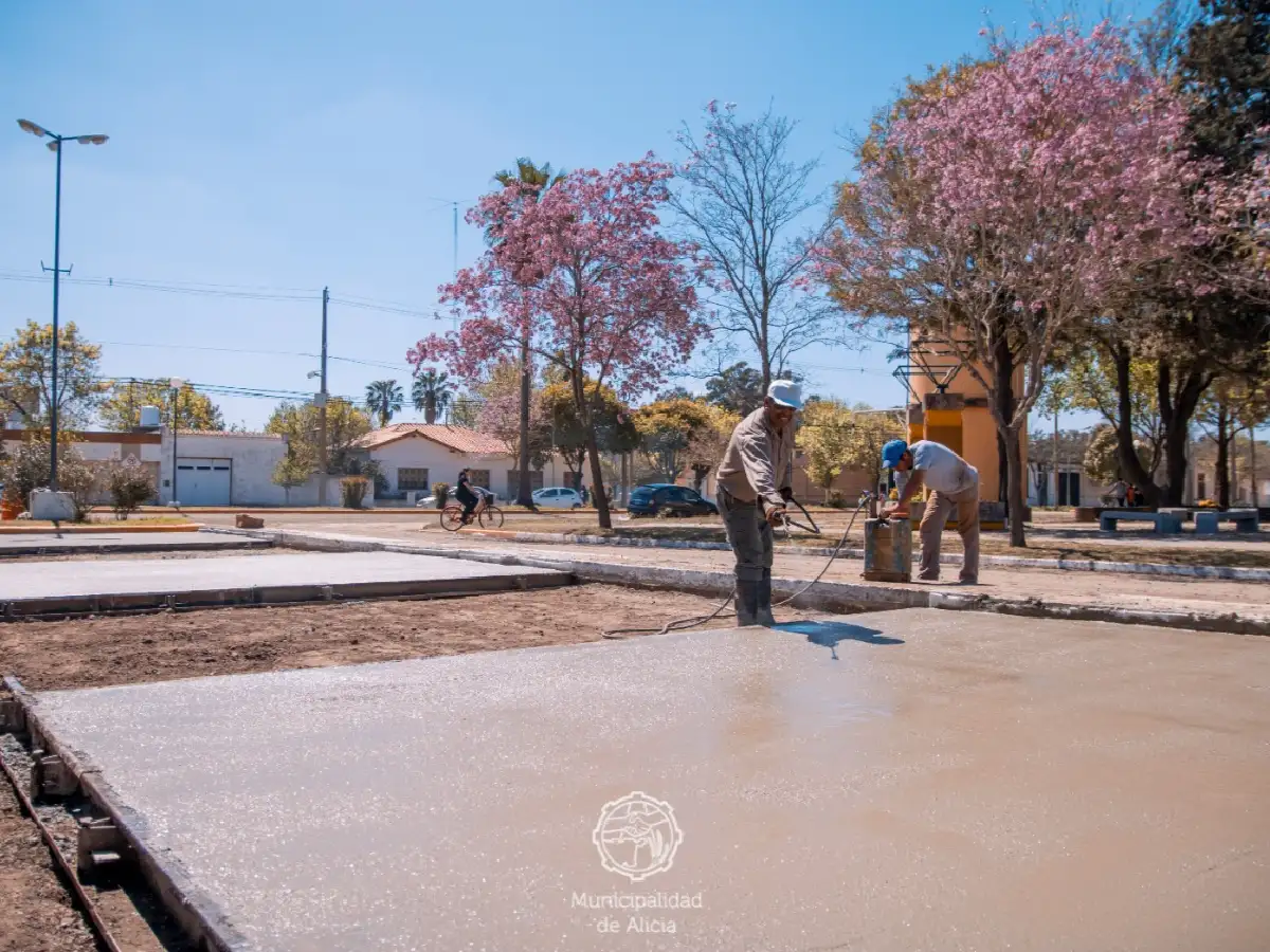 Alicia: avanza la pavimentación alrededor de plaza San Martín   