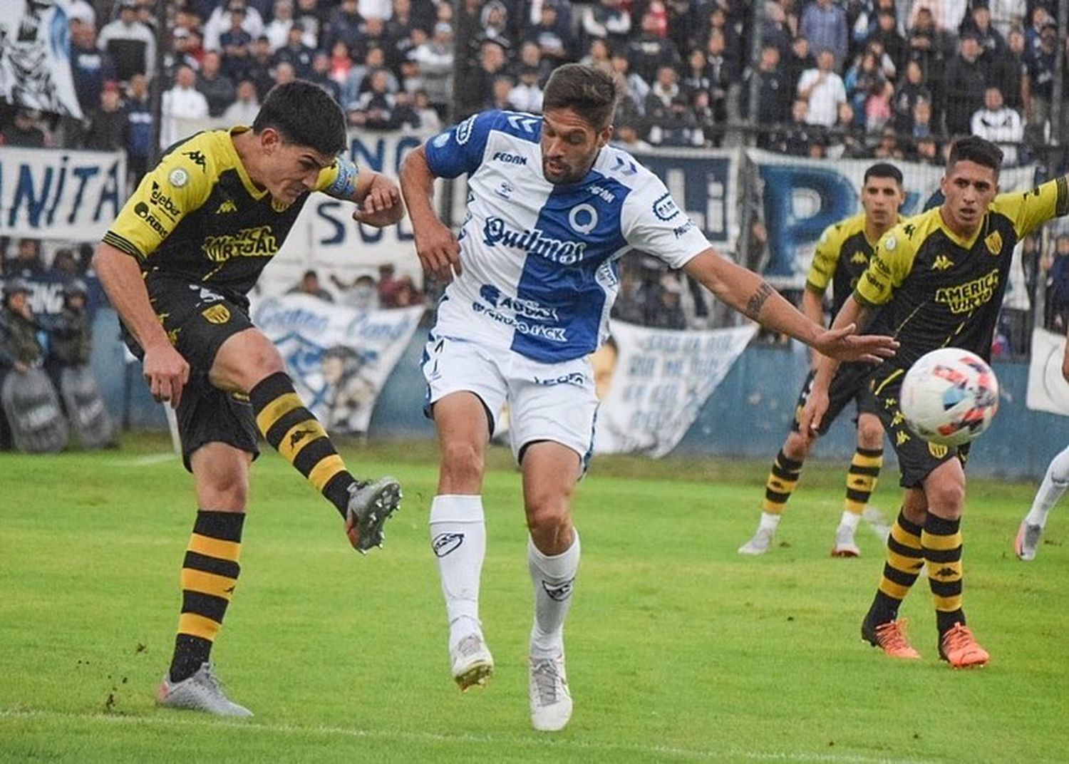 Palmieri, en su paso anterior por Santamarina, enfrentando a Quilmes.