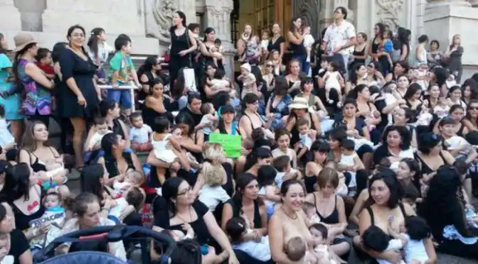 Tetazo: "Vamos todas juntas a dar la teta en público"