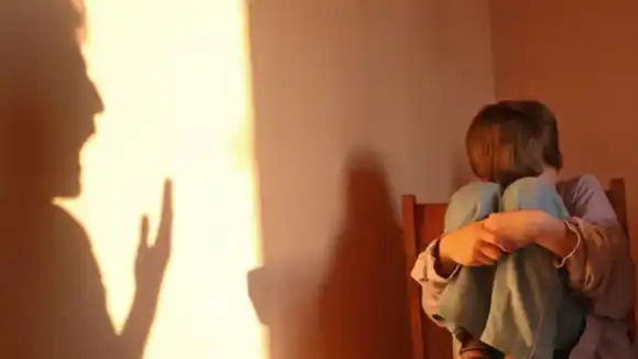 ¡TRATO CRUEL! Mujer quemó el rostro a su hijo porque se tomó una bebida que era de su hermano