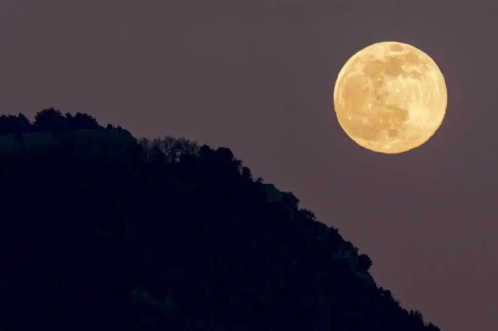 Las increíbles imágenes de la Luna Rosa en Santa Fe y el mundo