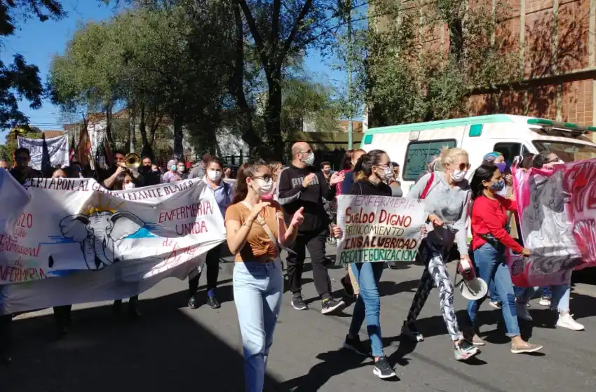 Video: enfermeros protestaron nuevamente en el Materno Infantil