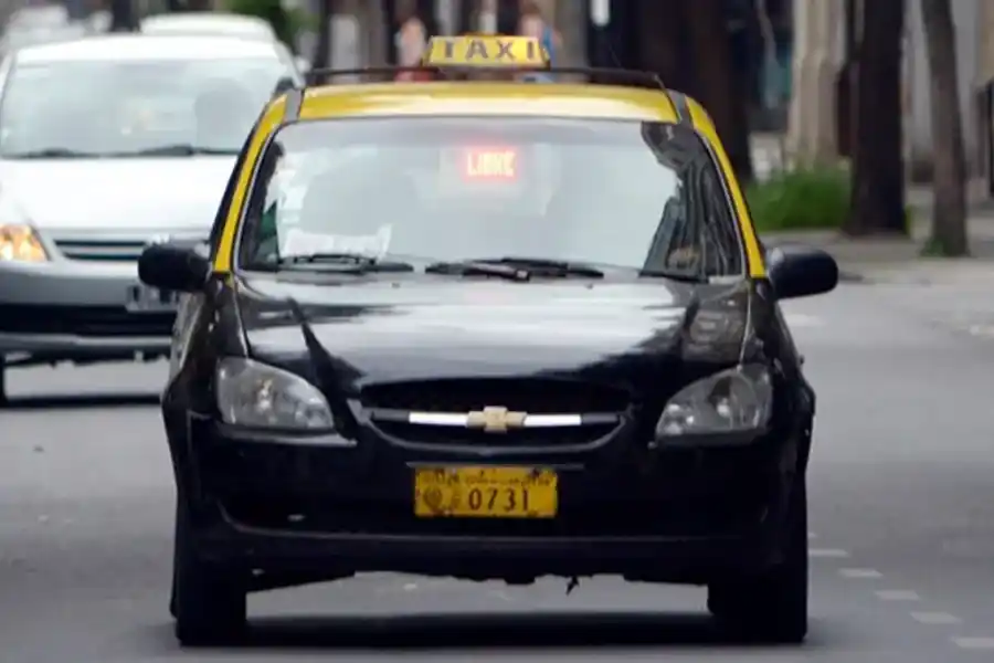 Amenazaron al gobernador Pullaro, colectiveros y taxistas