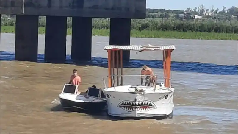 Ingeniosos: tenían un bar flotante en una “simpática” embarcación