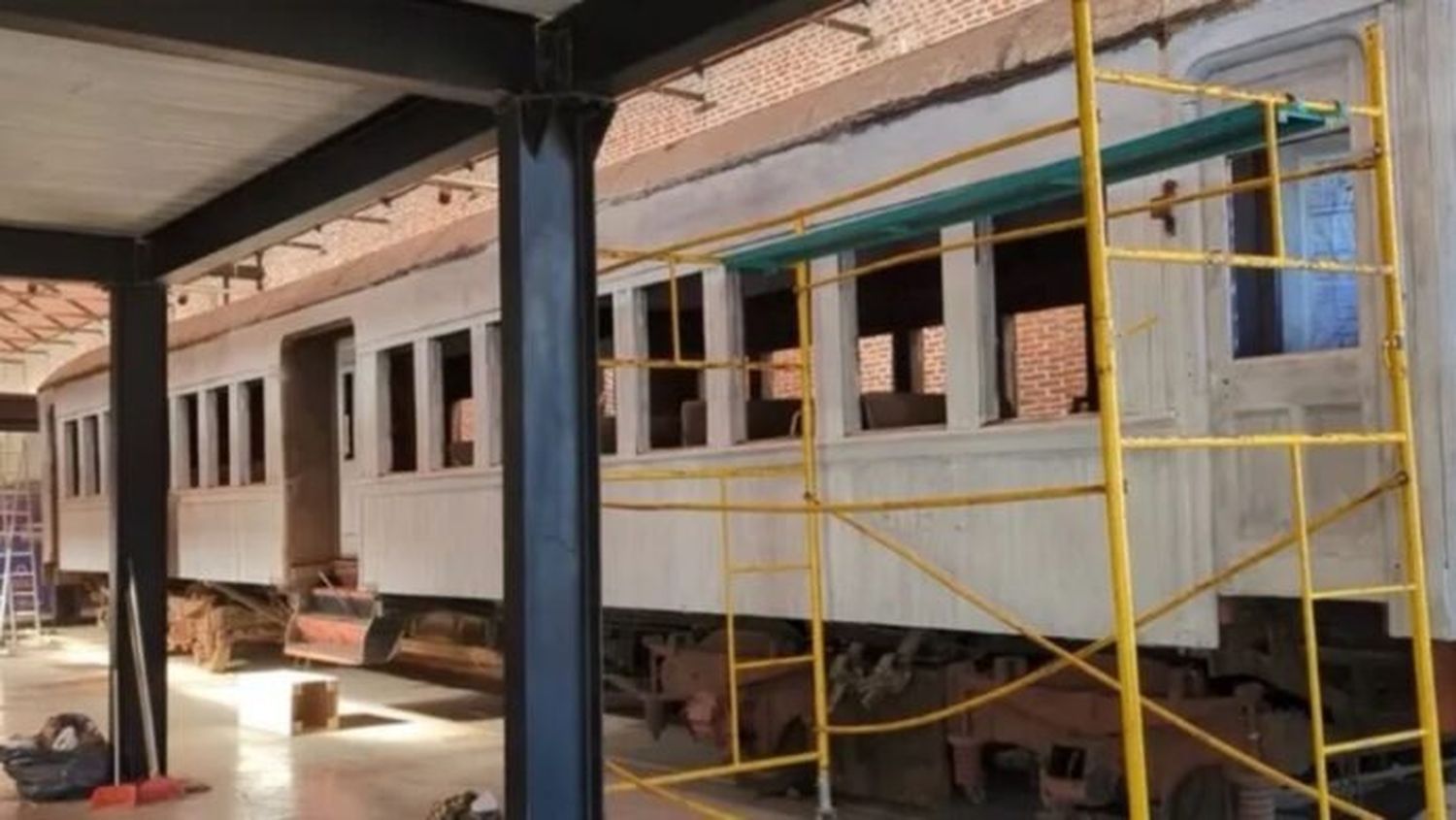 Pergamino recupera una joya ferroviaria centenaria: restauran un coche de madera único en el país