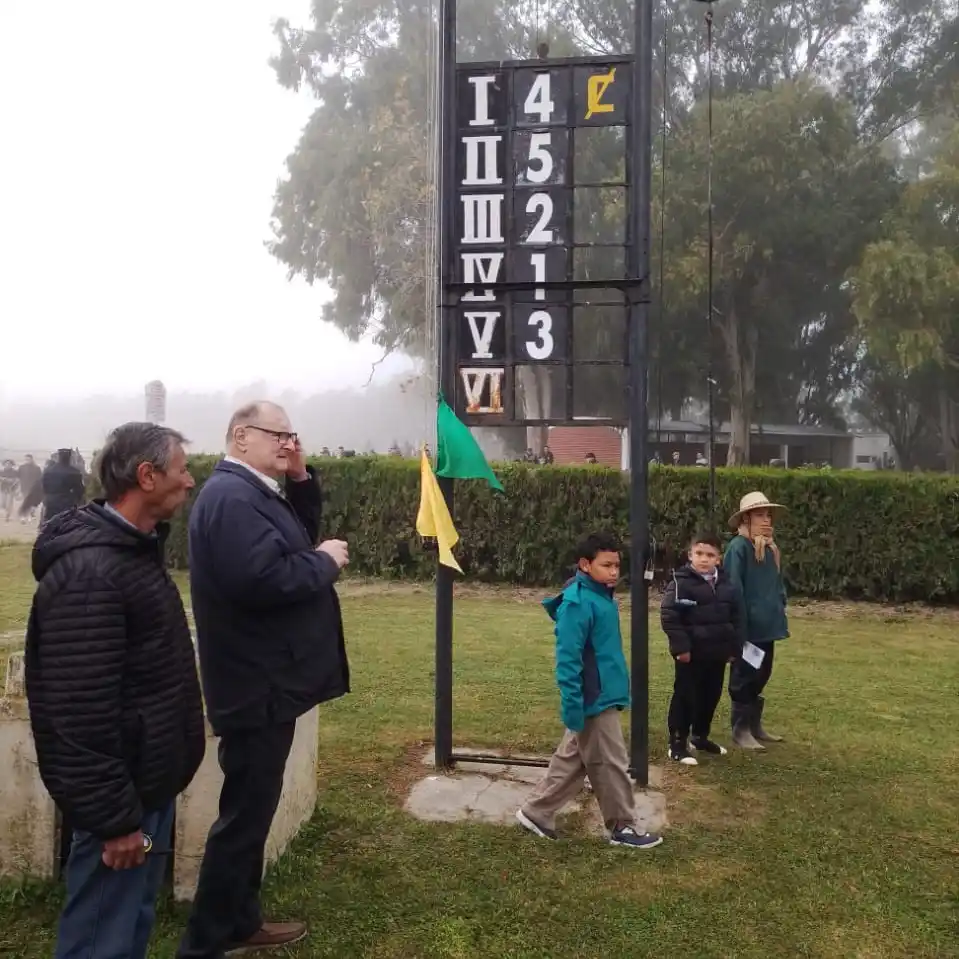 Turf: “El Negro Luis” brilló en el Gran Premio 25 de Mayo