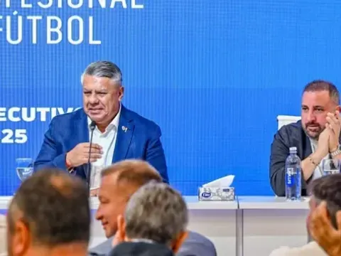 Se debate la vuelta de los visitantes en la fecha de clásicos para el 2026.Foto:AFA