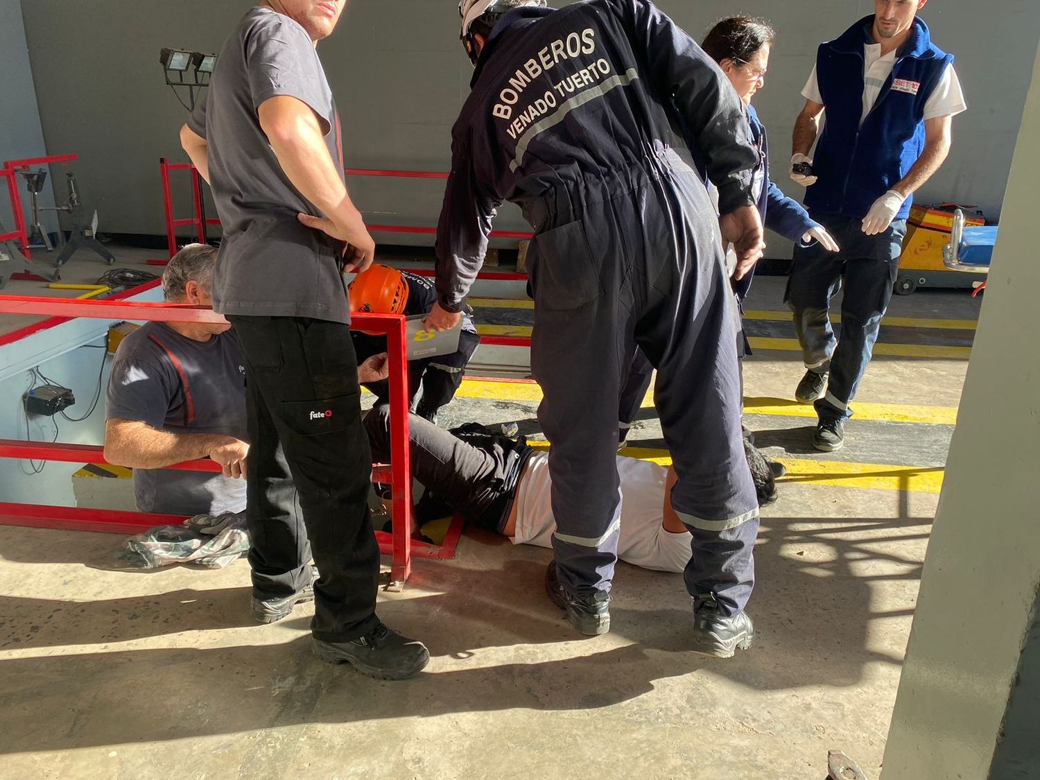 Empleado lesionado tras caer a la fosa de un taller venadense