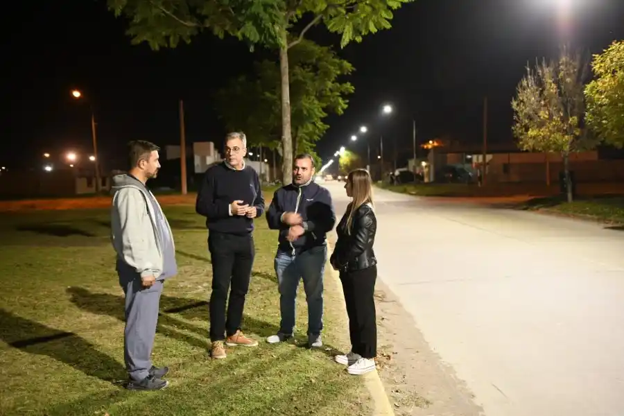 Luis Castellano en el Mora junto al presidente vecinal Marcelo Burgos