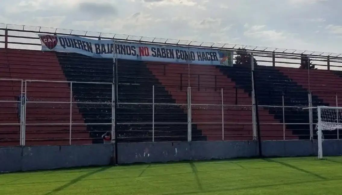 Los hinchas de Patronato colgaron una bandera de apoyo al plantel