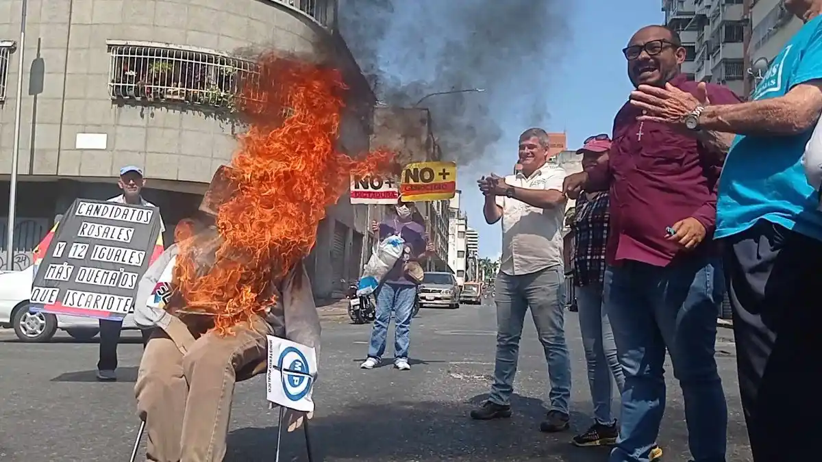 QUEMARON a Judas «ALACRÁN» y «TRAIDOR» ¿Sabes de quién se trata?