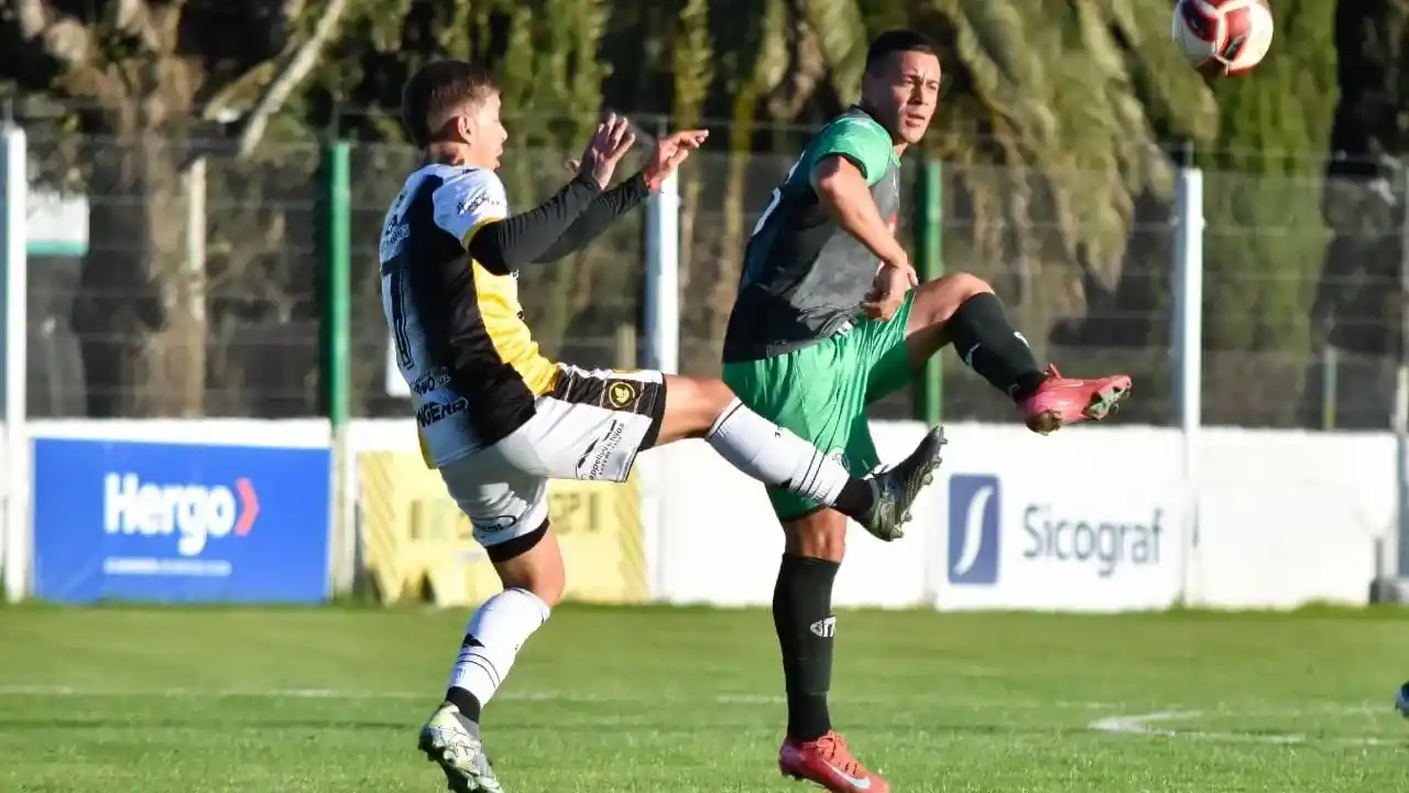 Pata fue titular en Santamarina frente a Kimberley.
