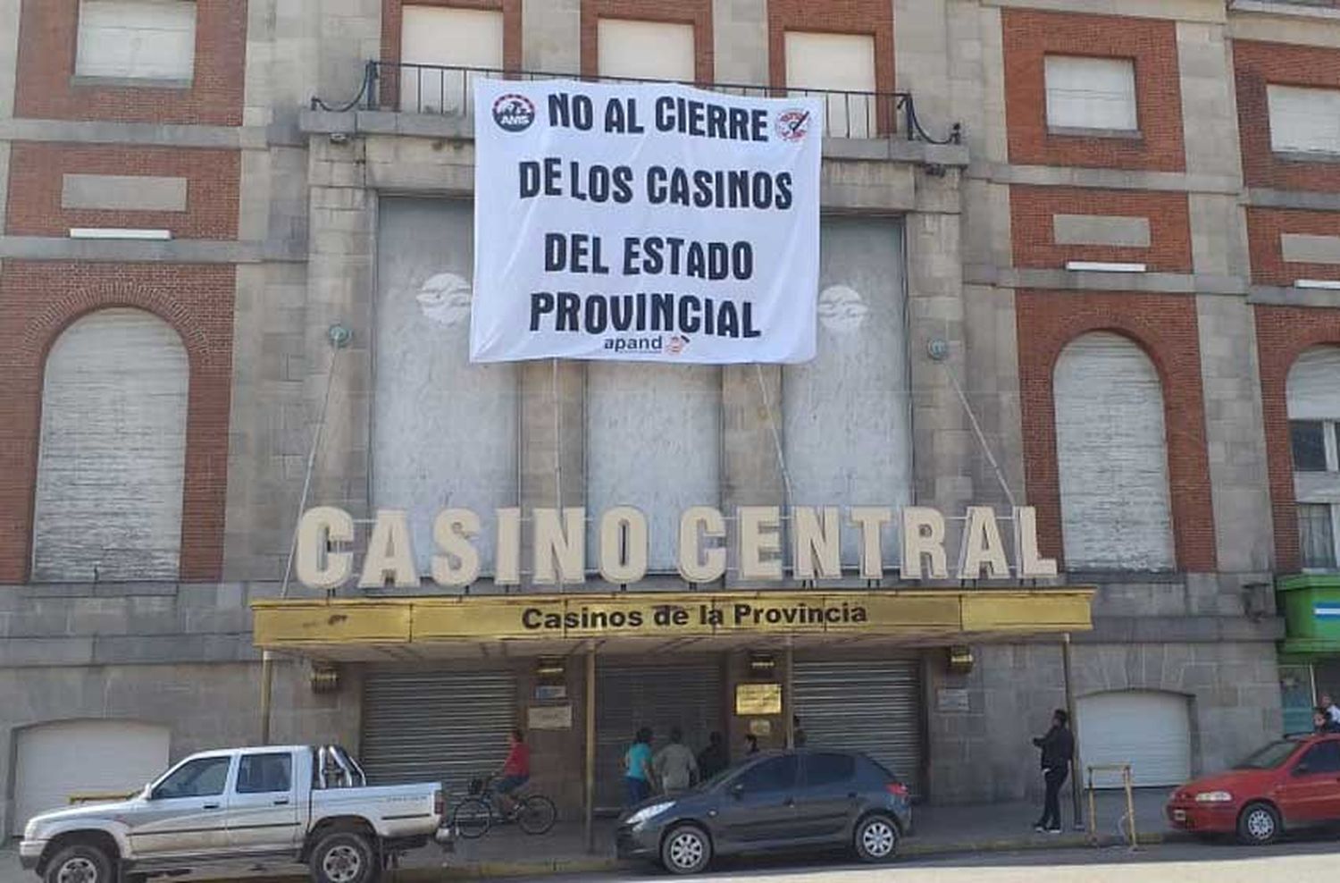 Casineros de la provincia paran por falta de pago