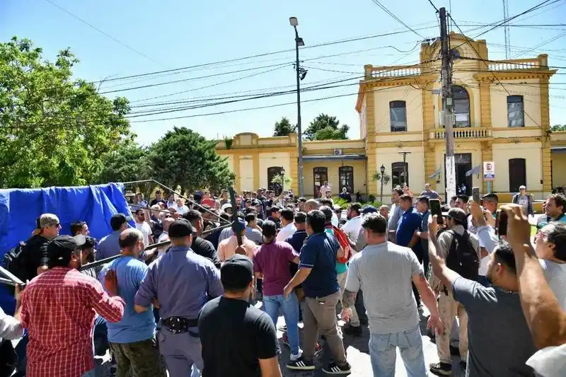 Choferes de Crucero del Sur reclamaron dejando micros parados en las calles y en paradas
