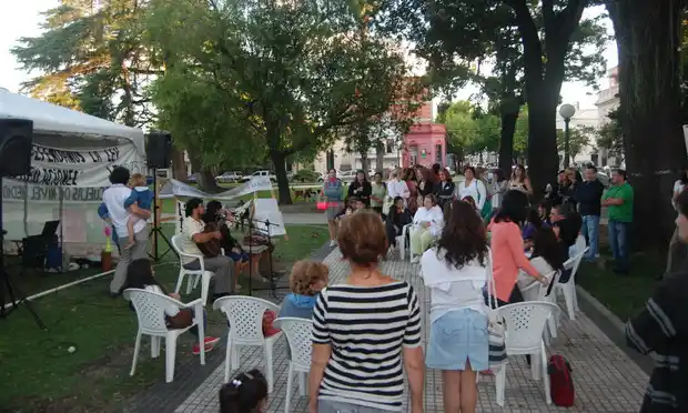 Docentes iniciaron el ciclo lectivo con  paro, movilizaciones y una carpa blanca