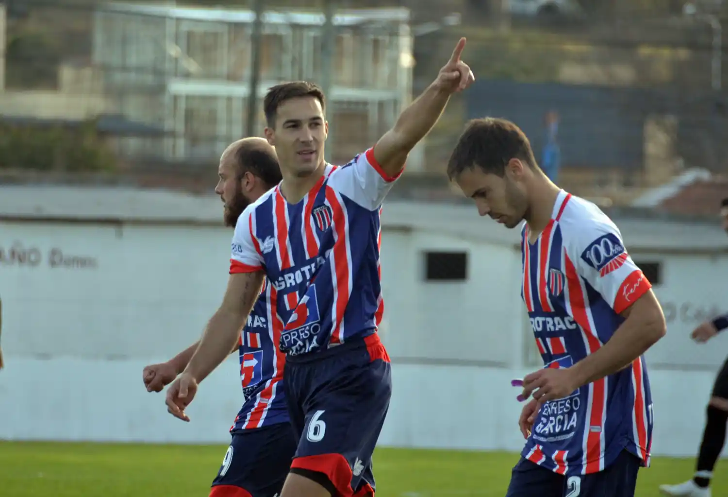 El Oficial de Primera da comienzo en seis canchas