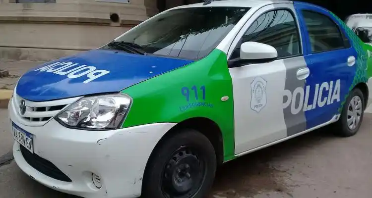 Un hombre con sus hijas de 2 y 3 años perdió el control de su moto y cayeron a asfalto