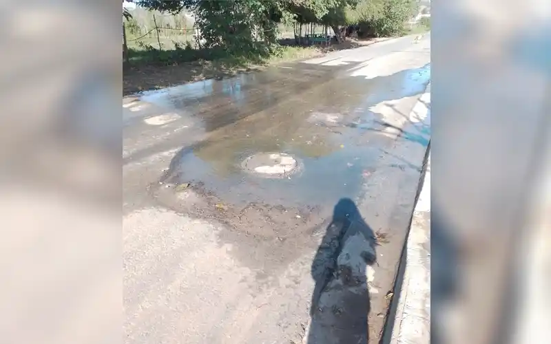 “Así están las cloacas en calle 66”