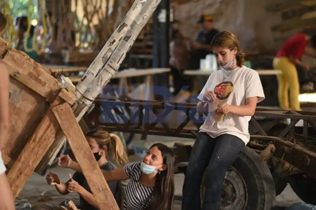 Entregaron aportes a los estudiantes para el Desfile de Carrozas