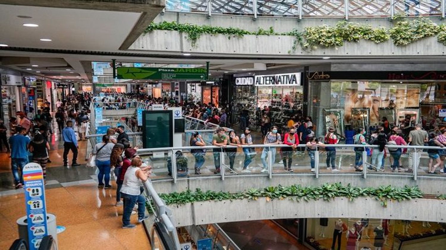 COMERCIANTES PIDEN «DERRIBAR BARRERAS» para la recuperación del sector