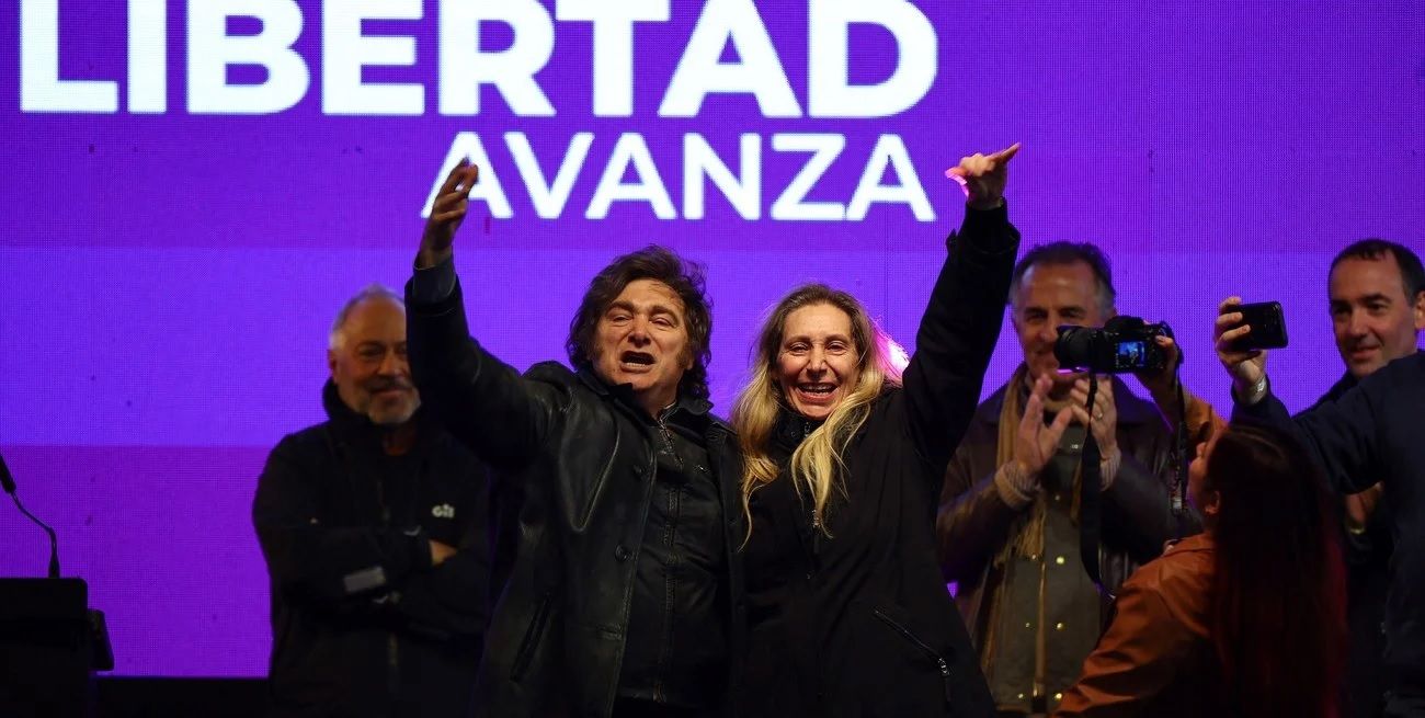 Javier Milei y Karina Milei se mostraron juntos en el cierre de la campaña bonaerense. Foto: REUTERS / Agustin Marcarian.