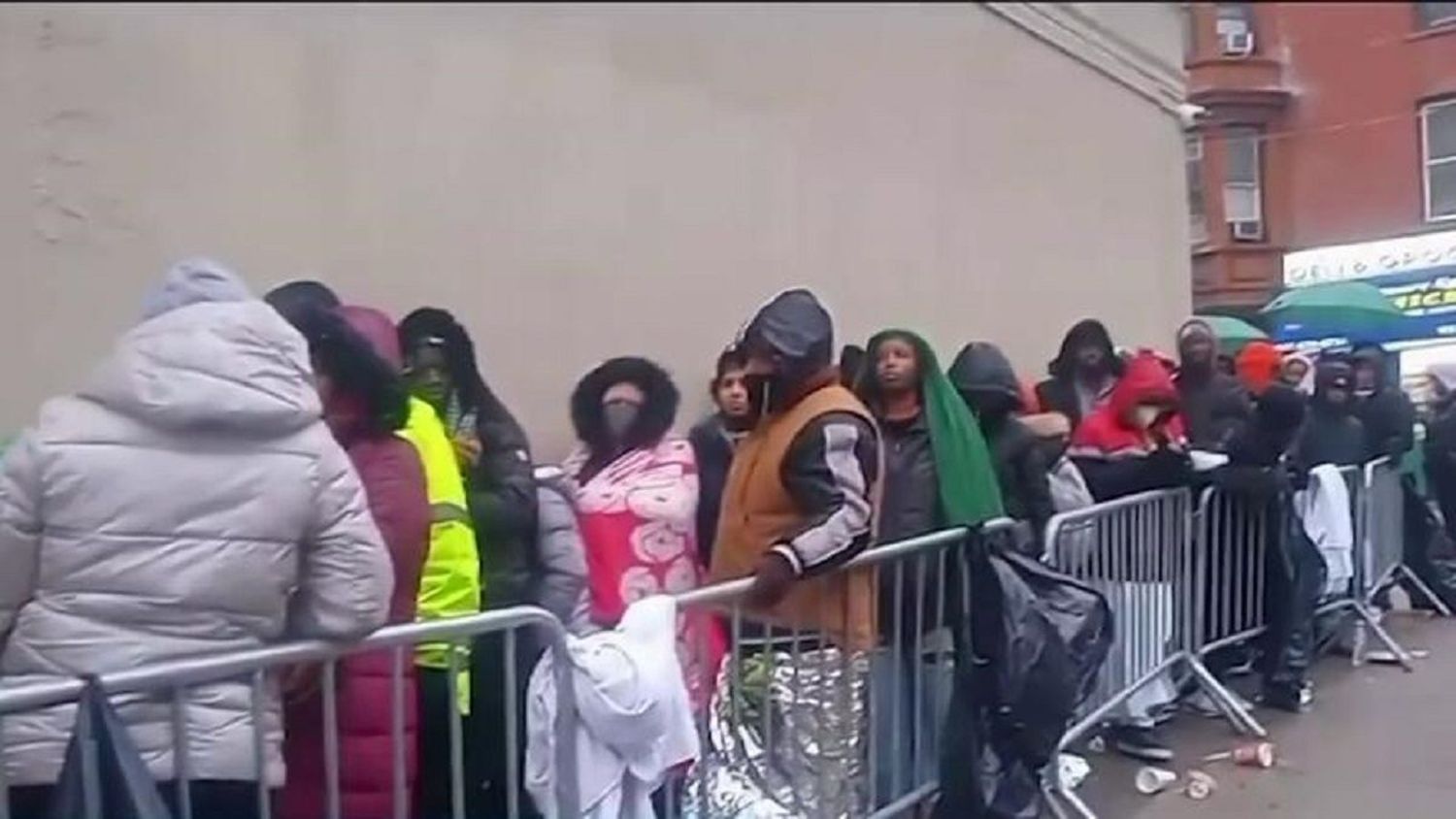 PIDEN INVESTIGAR programa que otorga tarjetas de débito para migrantes en Nueva York