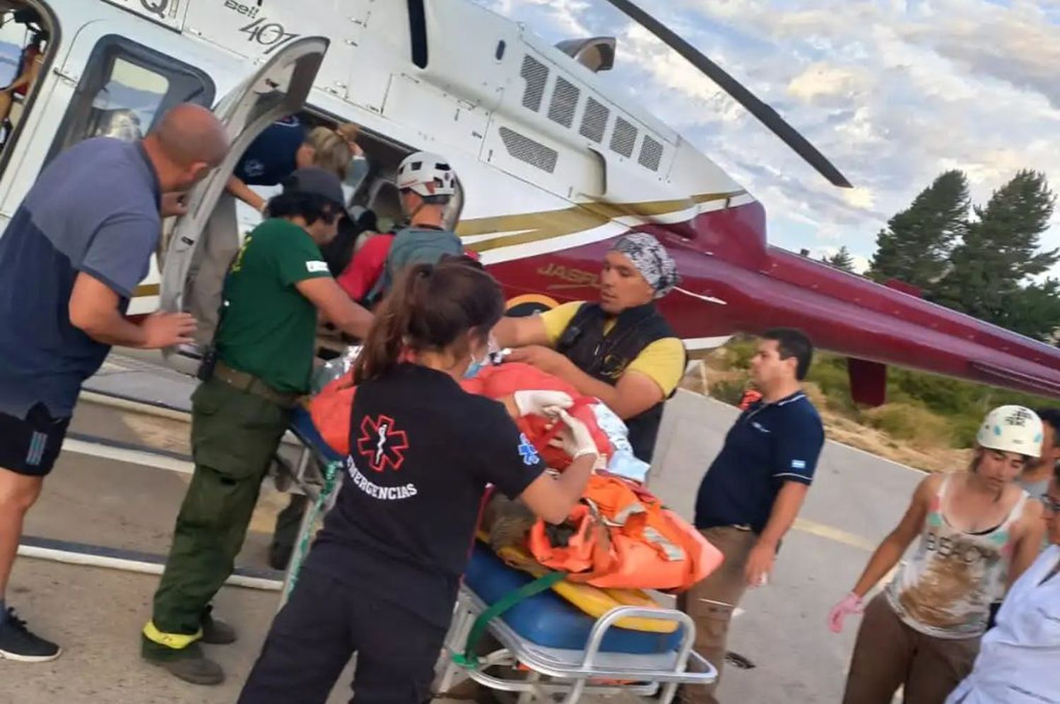 Bariloche: caminaba por un sendero, la arrastró un alud y tuvieron que amputarle la pierna