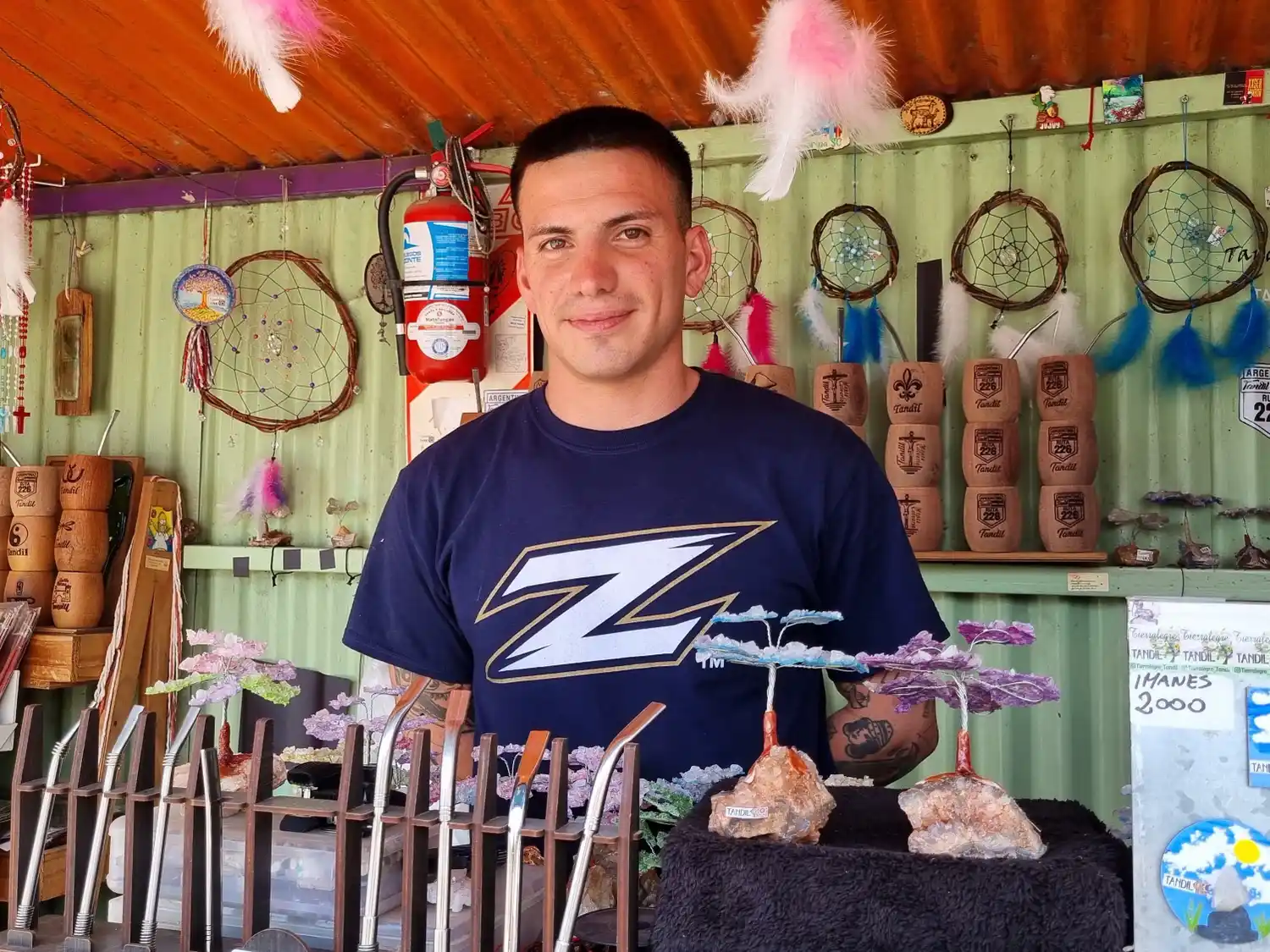 Yamil Olivera, vendedor de artesanías al pie del Monte Calvario.