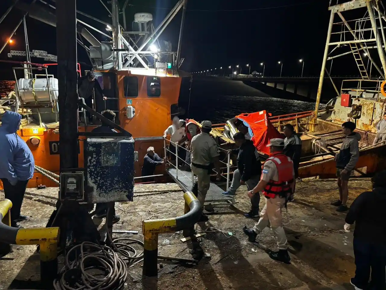 Un buque pesquero que navegaba rumbo a Quequén se hundió y activó un operativo de la Prefectura Naval Argentina: hay un desaparecido