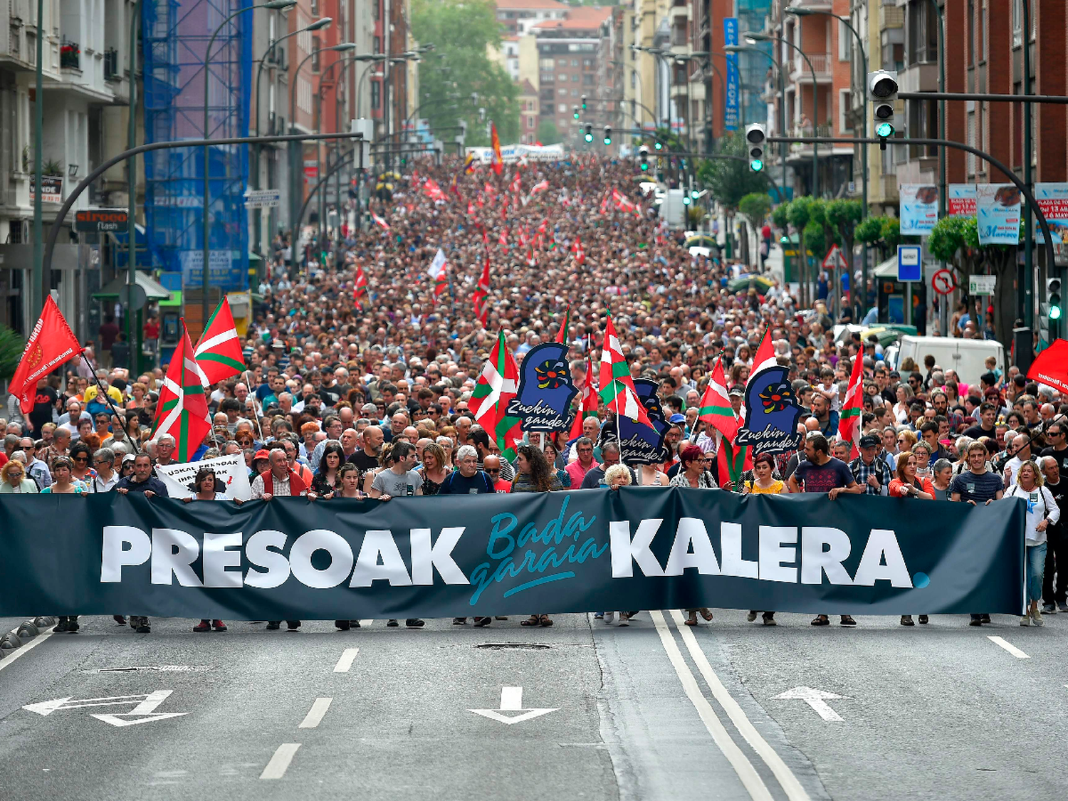 Masiva movilización en Bilbao en apoyo a los presos de ETA