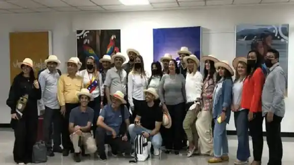 ¡INCREÍBLE! Maduro trae a Venezuela operadores  e «influencers» iraníes para promover el turismo