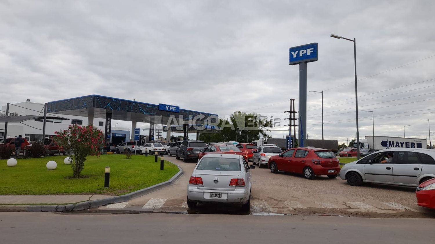 El combustible baja un 3% en la Argentina por la caída internacional del petróleo