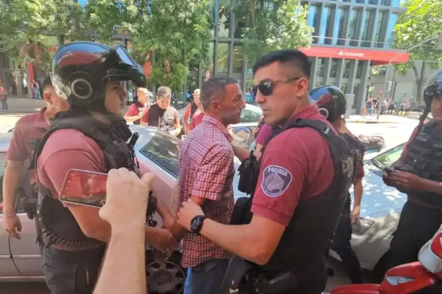 Detuvieron a Gastón Mercanzini, el hombre que le tiró un botellazo a Javier Milei