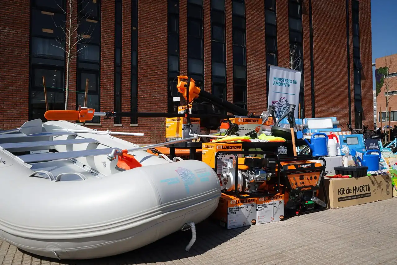 El equipamiento y la maquinaria entregada por el Ministerio de Ambiente bonaerense para responder ante emergencias climáticas en Ezeiza.