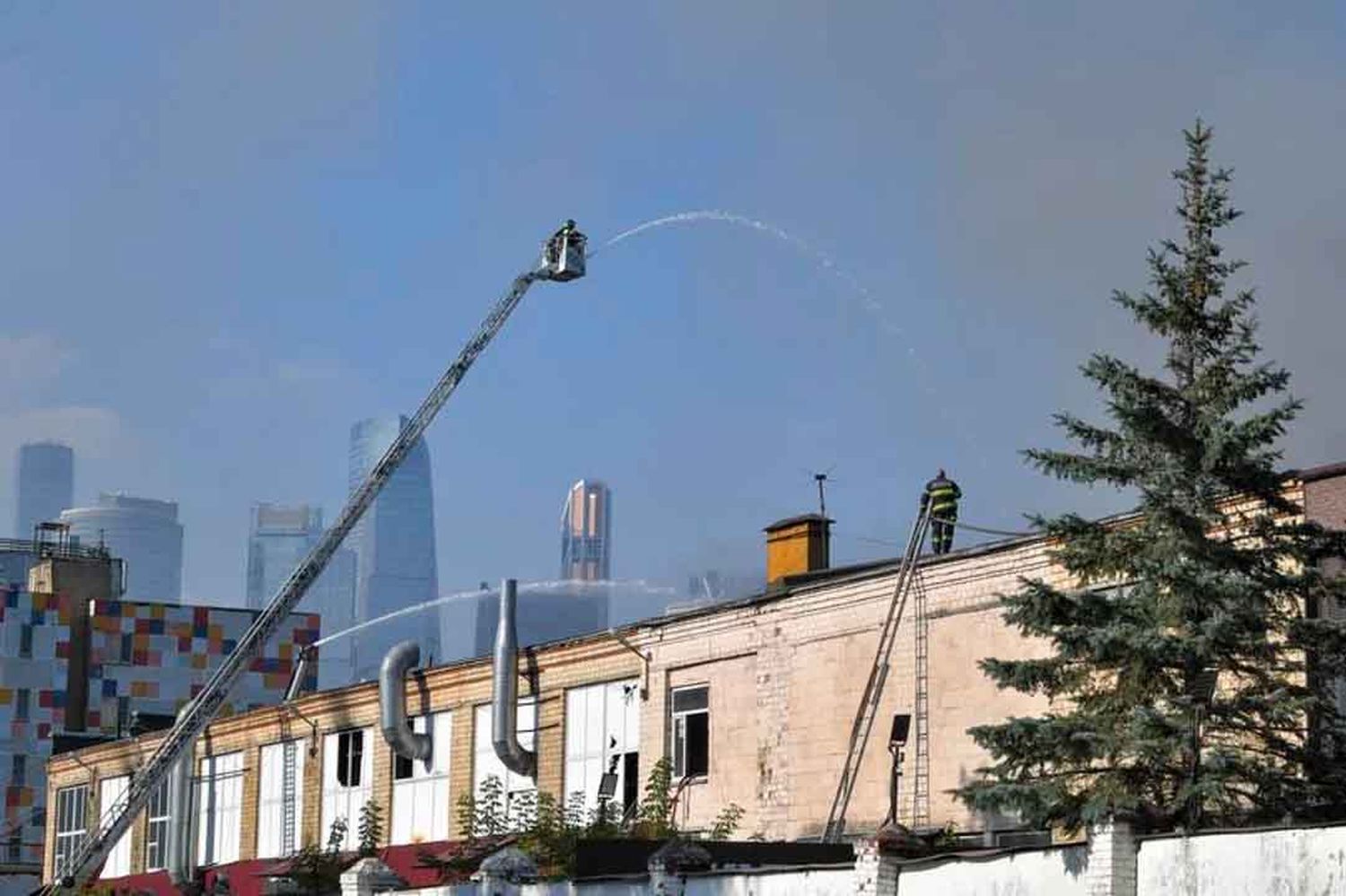 Fuerzas de Rusia interceptaron y destruyeron 144 drones lanzados por Ucrania contra sus regiones