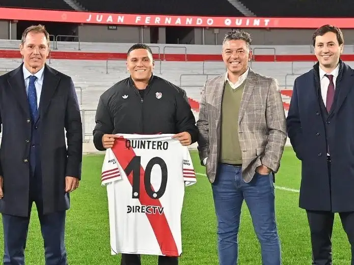 Quintero firmó su contrato ayer por la mañana.