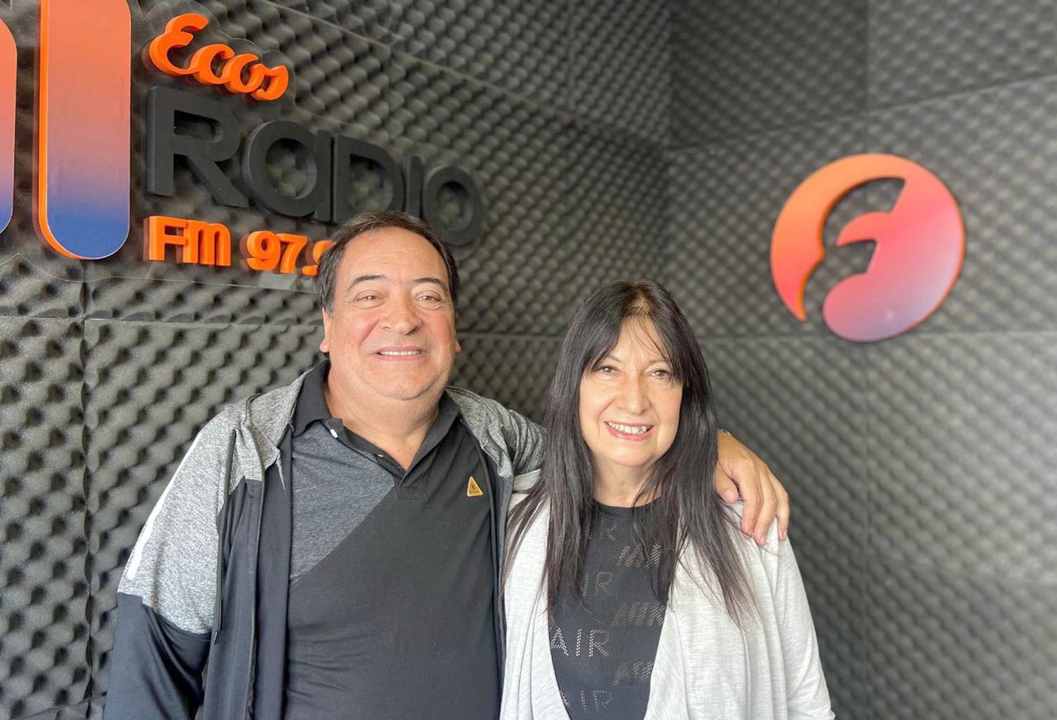 Mabel Jabacian y Sergio Tobio. Parte del elenco de “Bajo Terapia”, en las instalaciones de Ecos Radio.