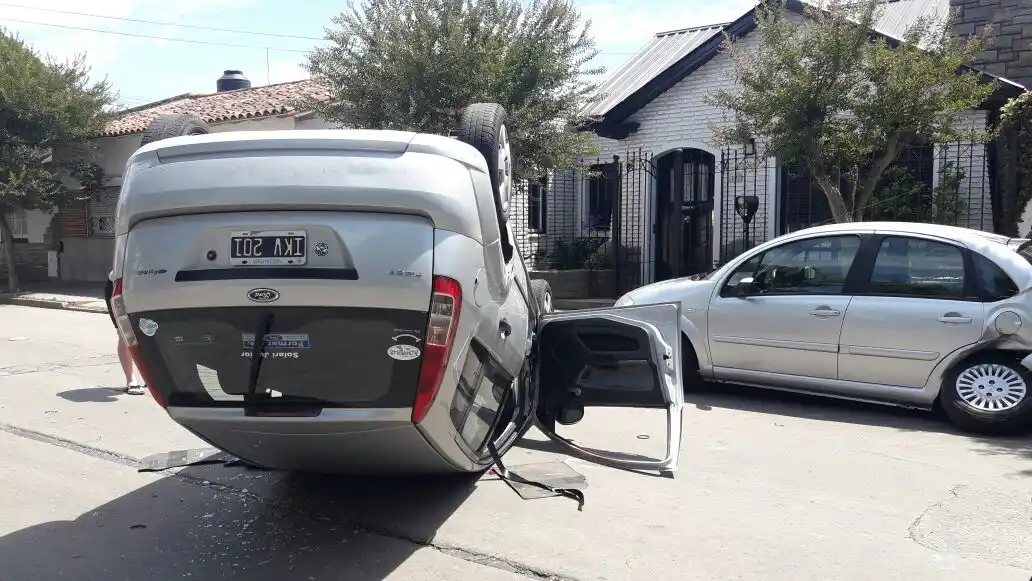 Chocó contra un auto estacionado y volcó en 3 de Febrero y Olazábal