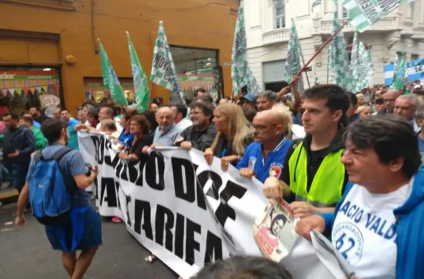 Un gran número de rosarinos marchó contra el tarifazo
