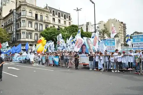 Entrerrianos concurrieron a la plaza de los Dos Congresos apoyando a Cristina y a Urribarri 