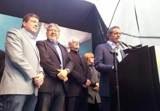 Scioli recorrió fábrica recuperada en CABA y anunció crear Ministerio de Economía Popular