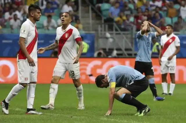 Perú eliminó por penales a Uruguay y jugará la semifinal contra Chile
