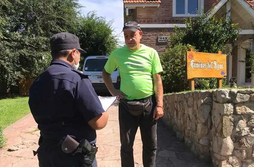 Otros más: encuentran a una mujer tomando sol y a un hombre haciendo ejercicio 