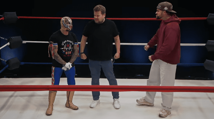 Bad Bunny y Corden se "enfrentaron" a un luchador. Foto captura de YouTube