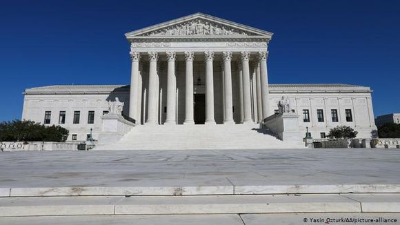 Corte Suprema de EE. UU. permite a Trump reiniciar  deportación rápida de migrantes a terceros países