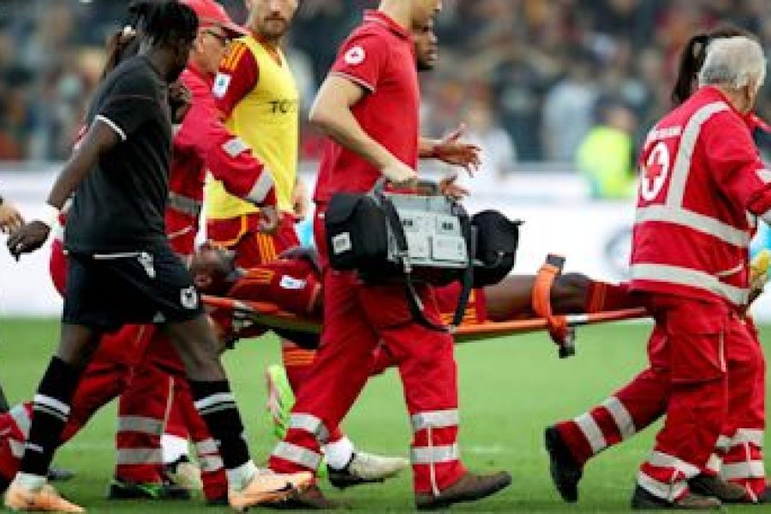 Un jugador de la Roma se desplomó en pleno partido y fue trasladado al hospital