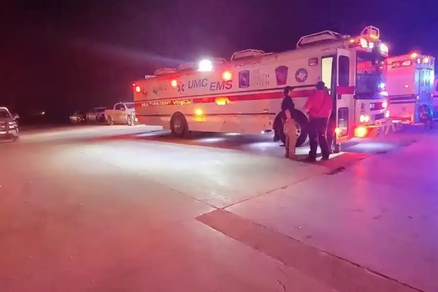 Los vehículos de emergencia se ven en Southfork Dairy Farms, luego de que una explosión y un incendio mataran a unas 18,000 vacas, cerca de Dimmitt, Texas, EE. UU.