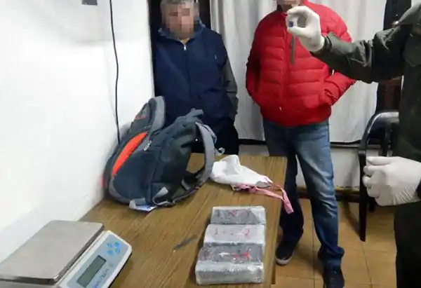 Llevaba tres kilos de cocaína en una mochila y cayó presa