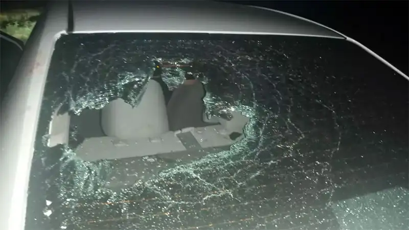 Padre e hijo iban por la ruta, discutieron y se tomaron a golpes dentro del auto: Terminaron en el hospital