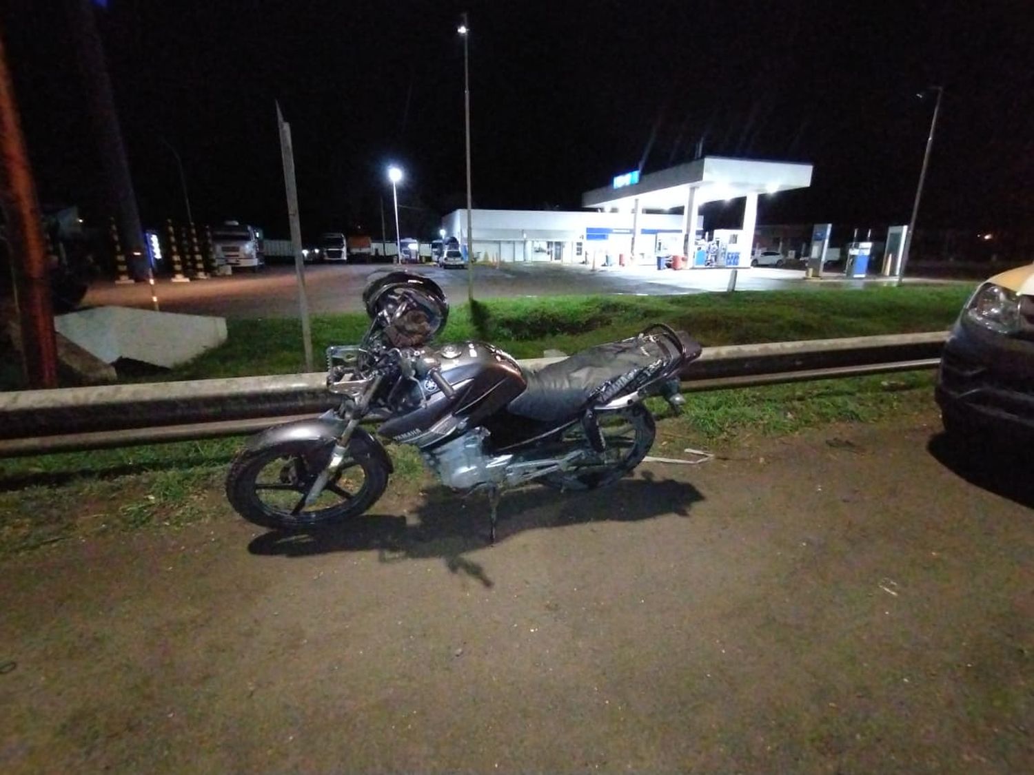 La motocicleta en que se movilizaba el joven de 23 años.